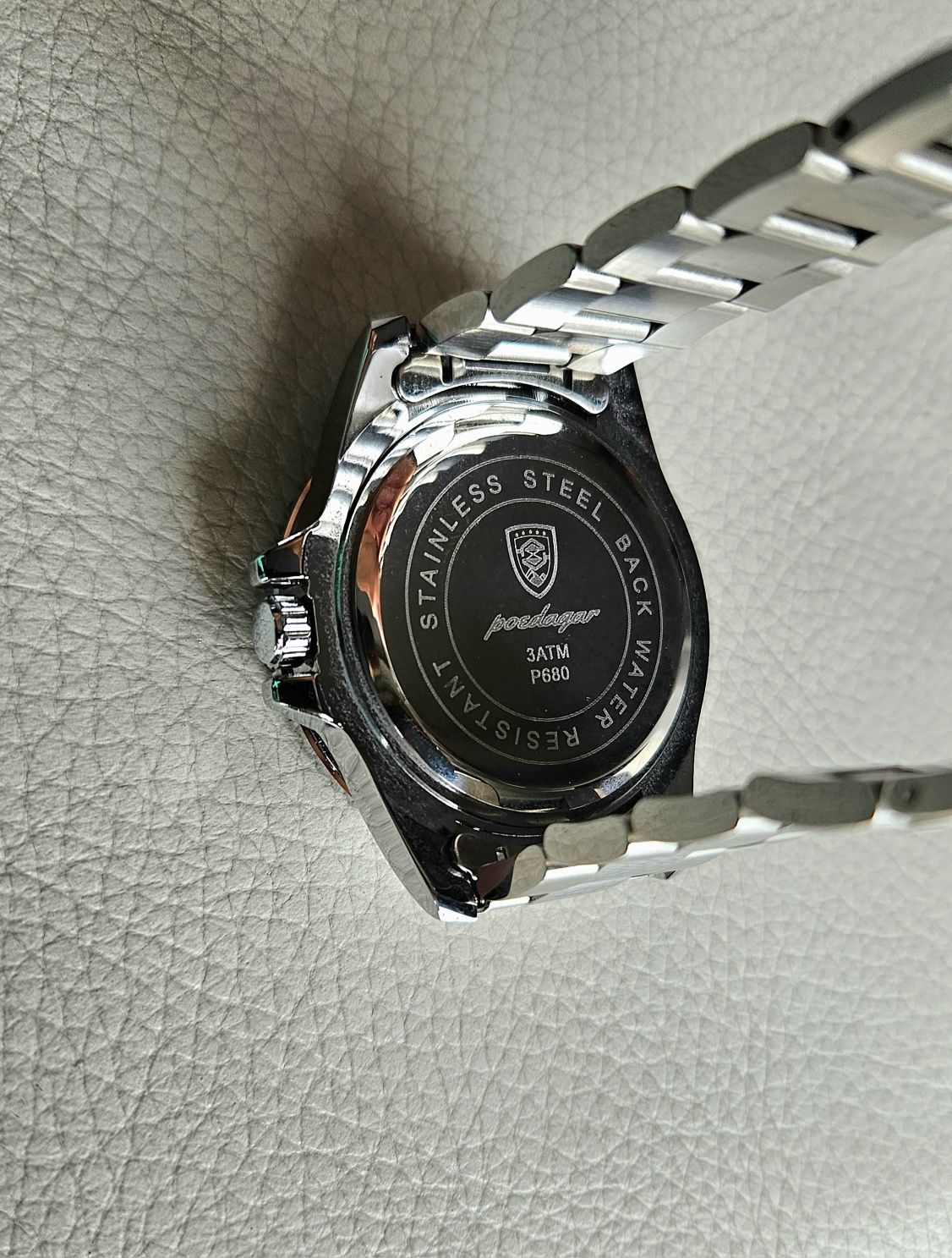Relogio de luxo com mostrador preto e bezel prateado