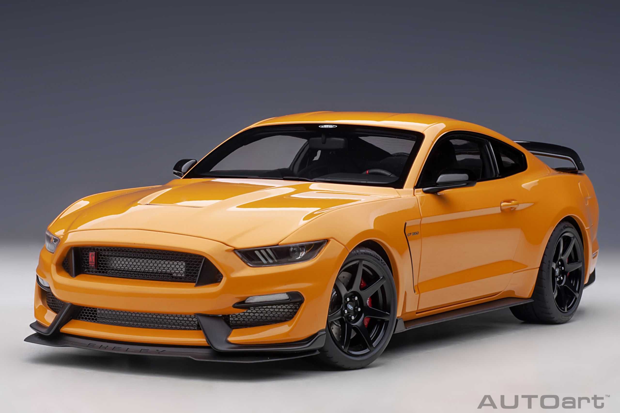 Model 1:18 AUTOart Ford Mustang Shelby GT-350R 2017 (Fury Orange)