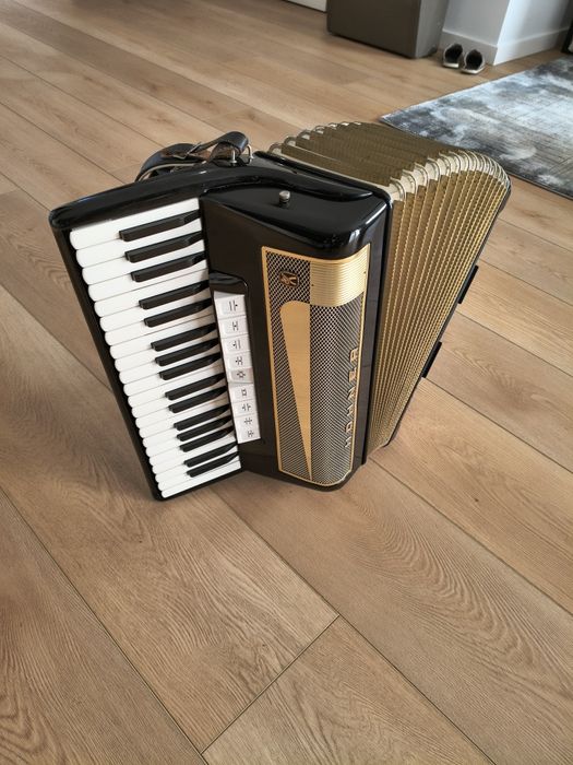 Akordeon Hohner  LUCIA IV P 96 basów 4 chóry,,stan IDEALNY !!!