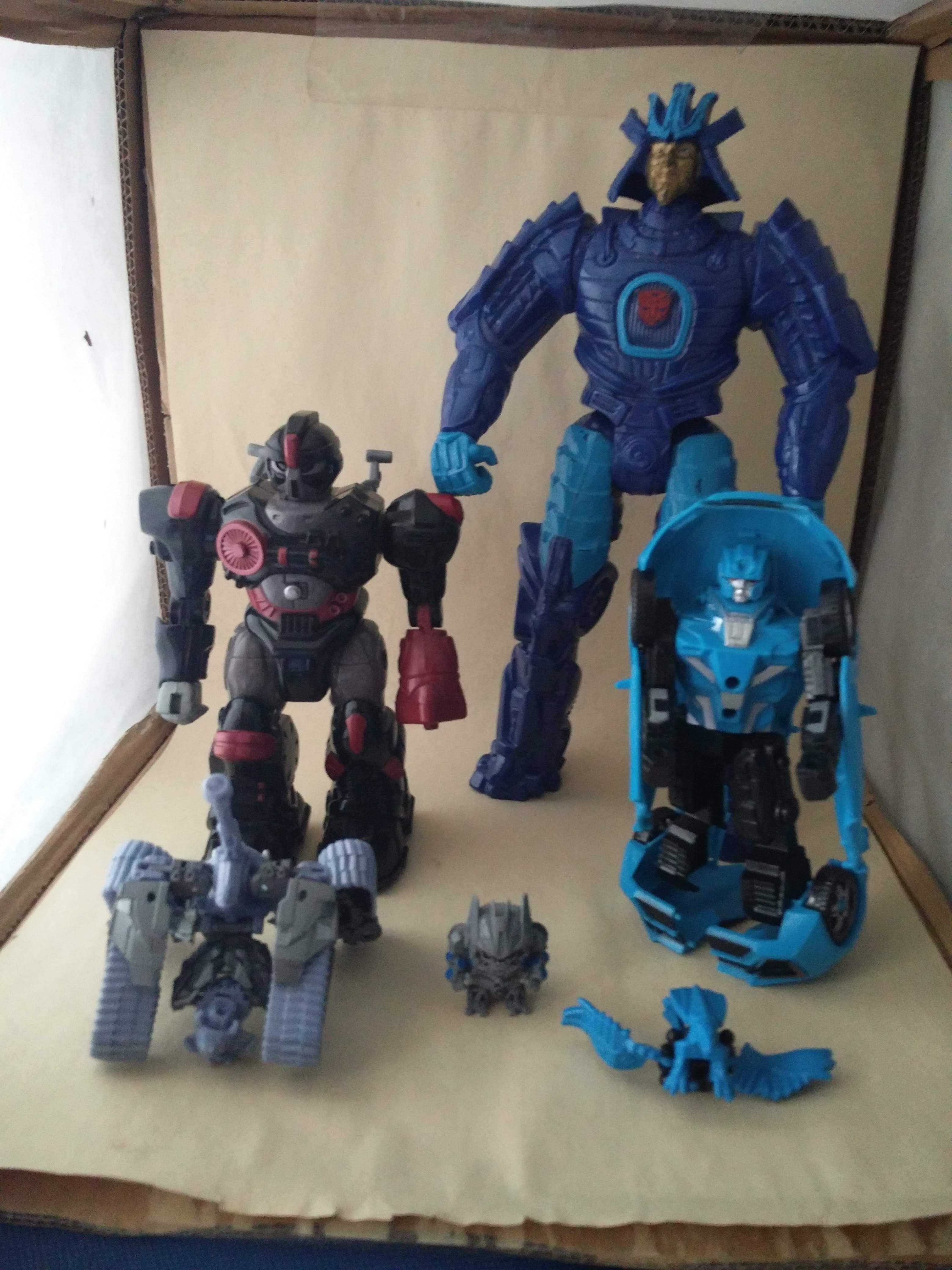 5 bonecos action figures dos Transformers