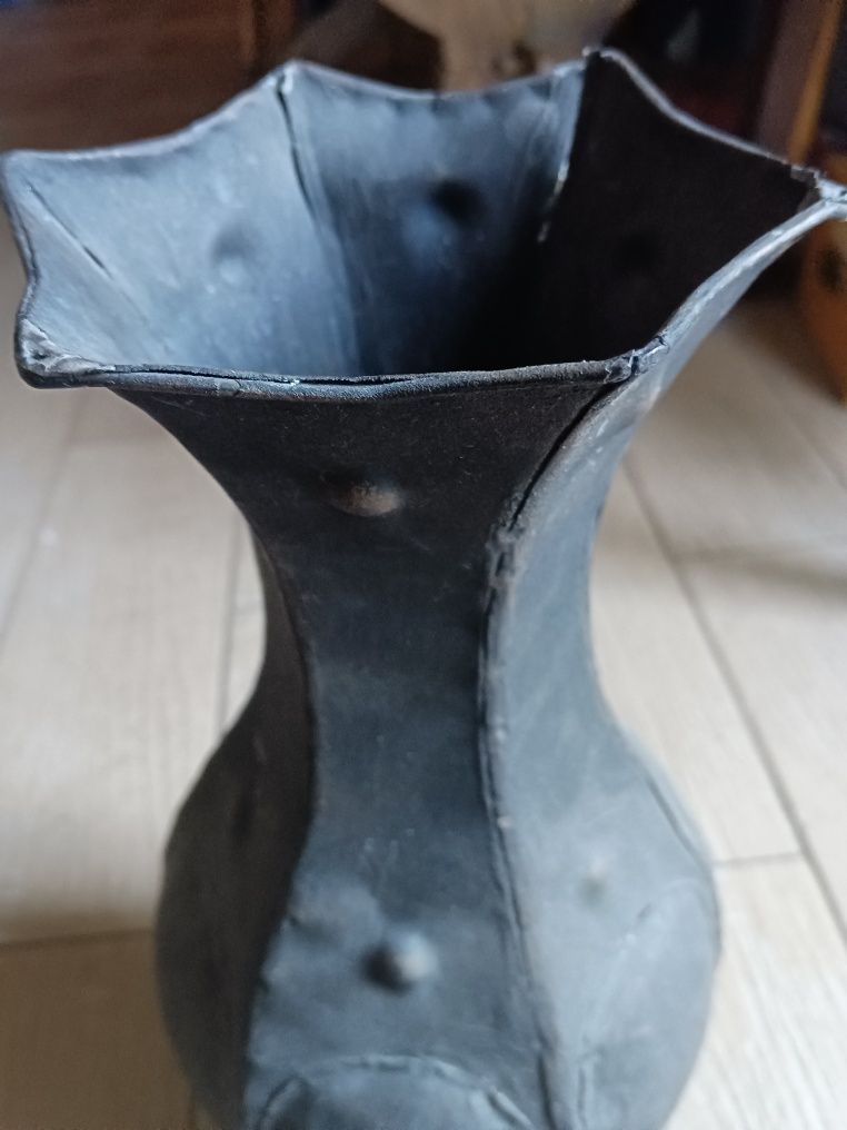 Metalowy wazon do ogrodu