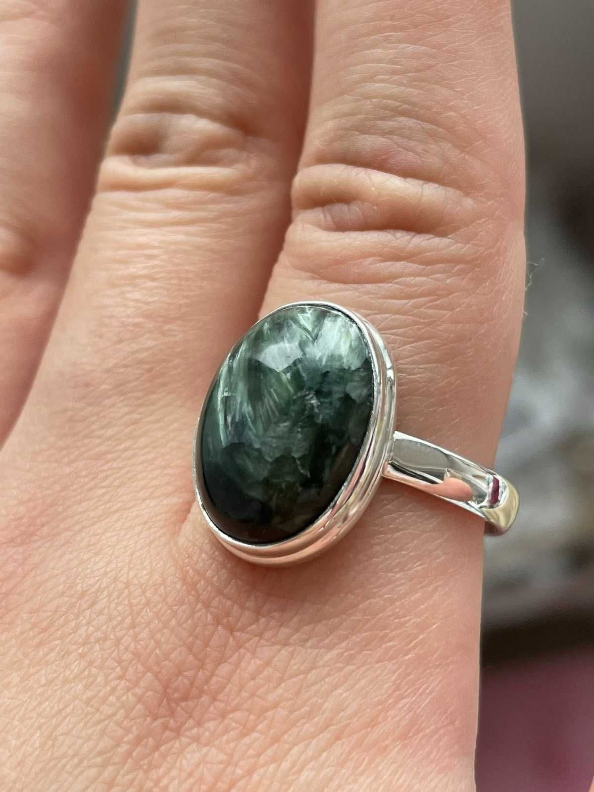 Серебряное кольцо с зеленым серафинитом. Размер 21
