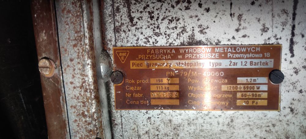 Piec na węgiel, drewno. Żeliwny wyłożony cegłami szamotowymi. Waga:115