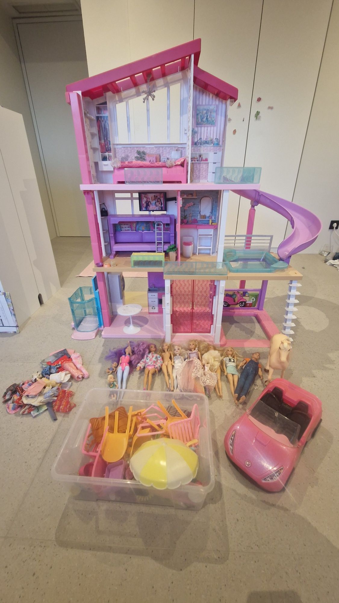 Barbie Dreamhouse,  Bonecas e acessórios