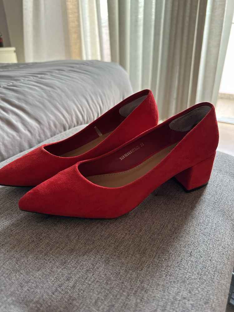 Sapatos altos vermelhos