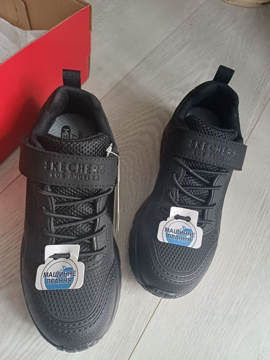 Нові демісезонні кросівки Skechers