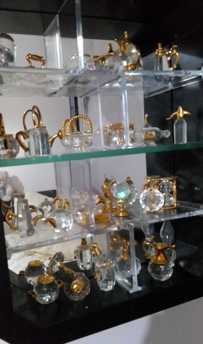 Coleção de miniaturas em cristal e dourado