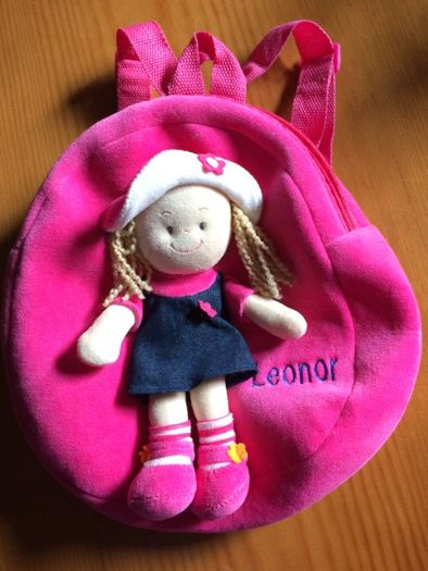 Mochila de menina com boneca e nome Leonor gravado