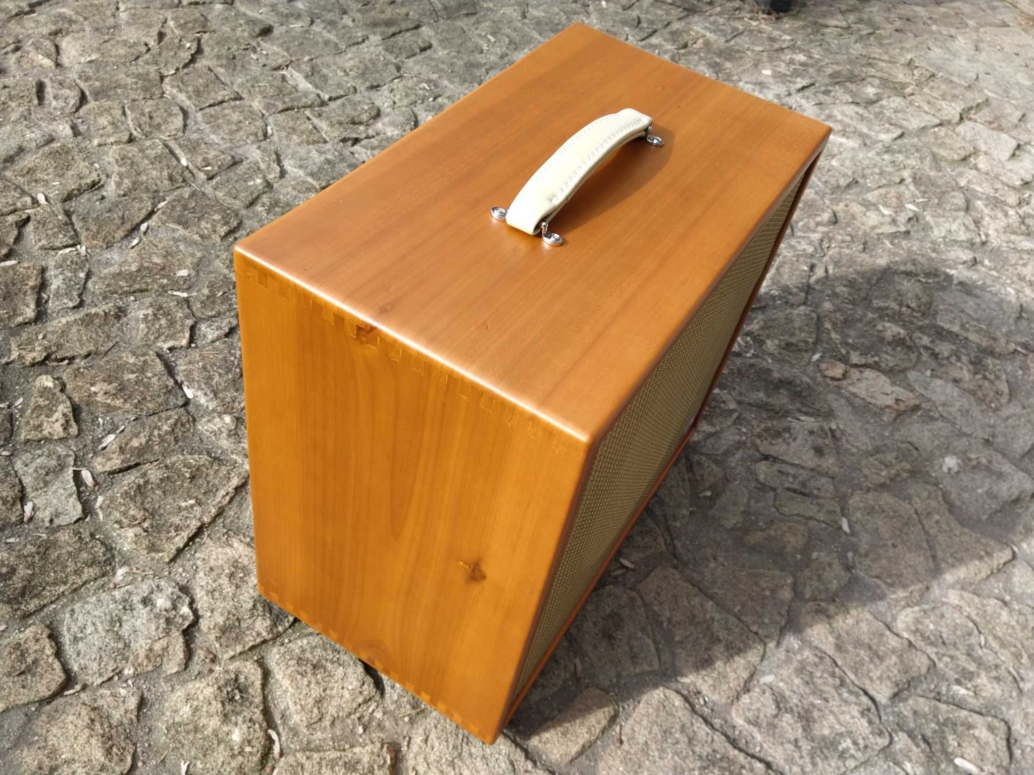 Coluna / cabinet de guitarra daRibeira 1x12 em madeira maciça NOVA