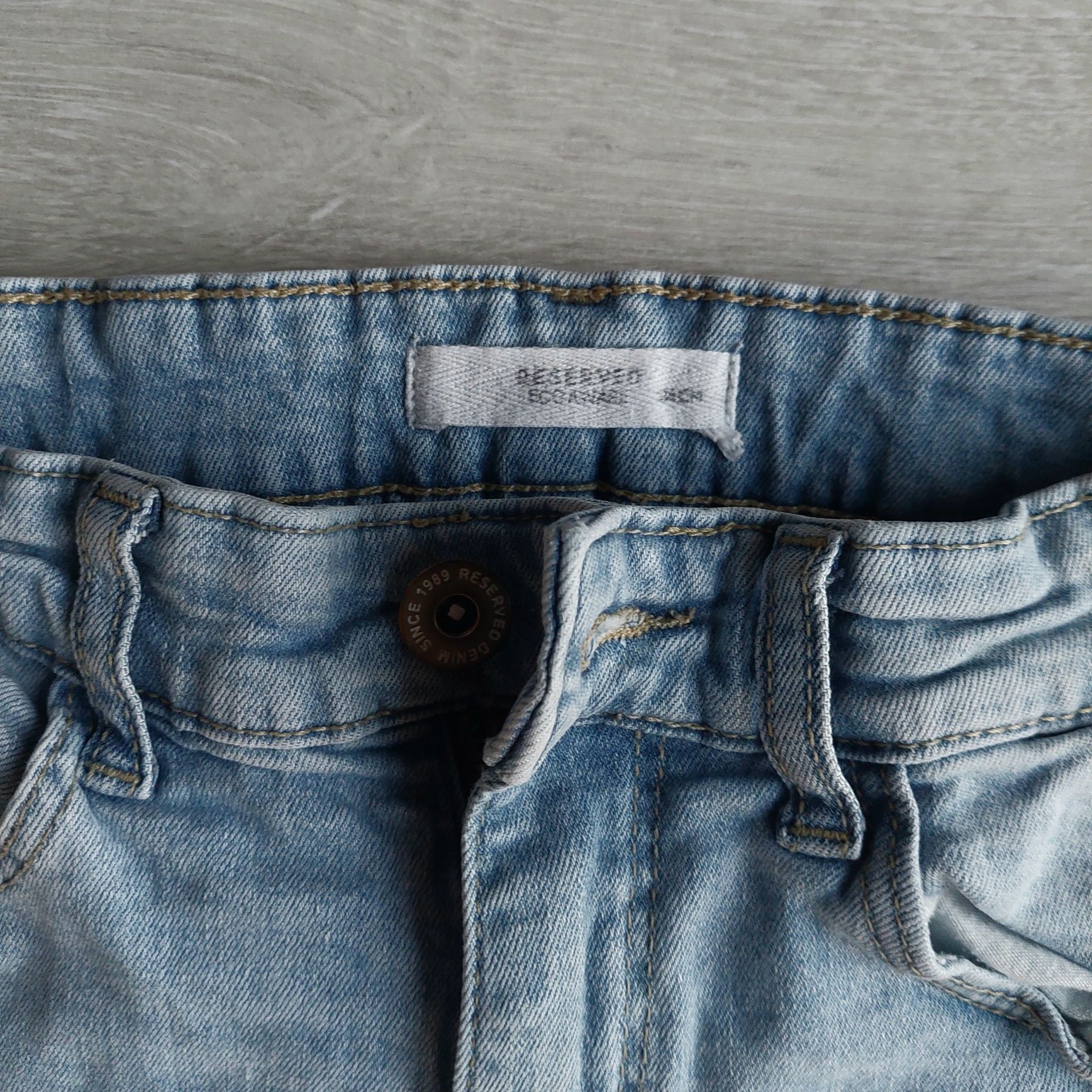 Spodnie RESERVED jeansy 134 niebieskie chłopięce