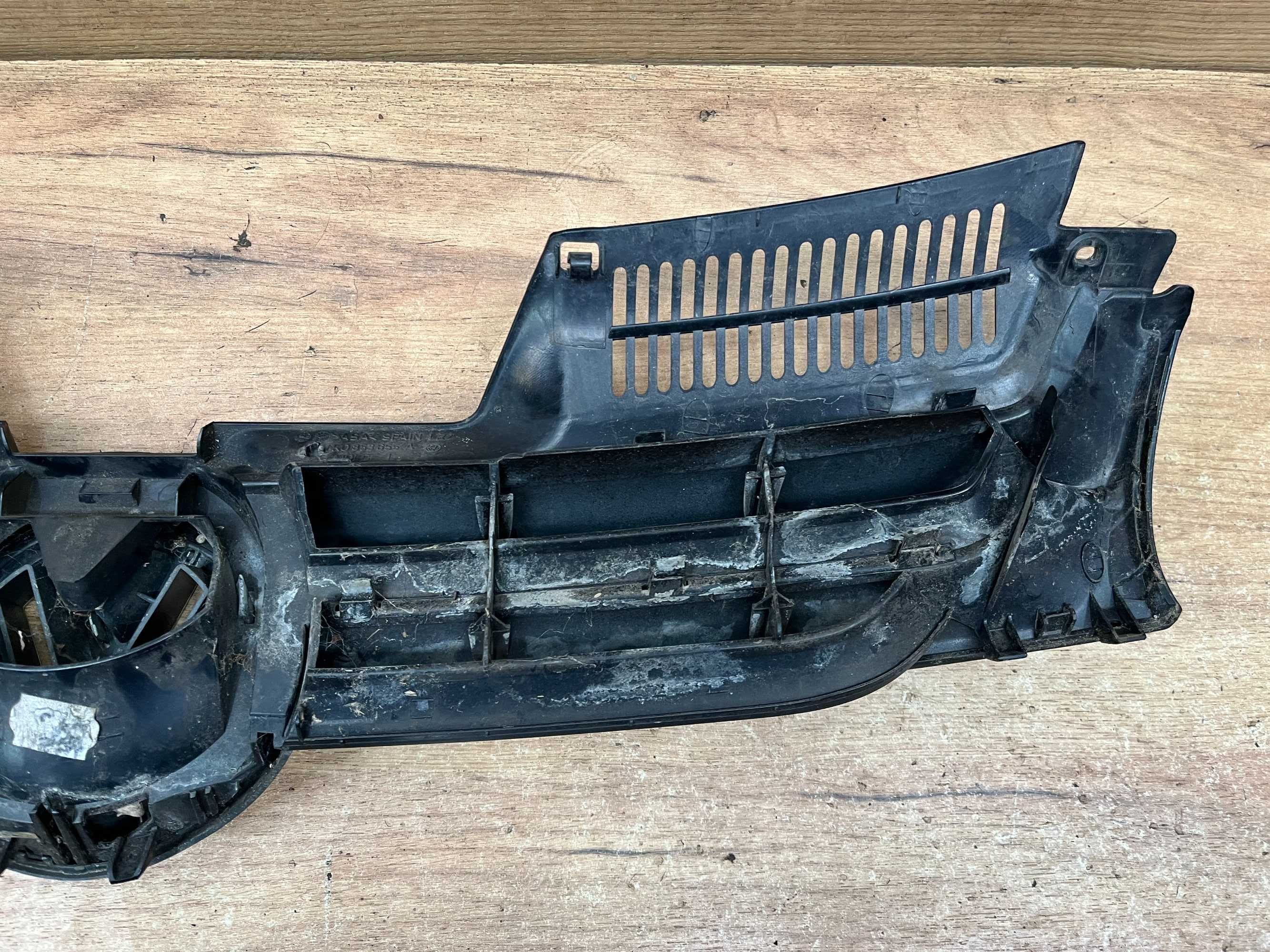 Grill atrapa zderzaka Golf 5 kolor lo41
