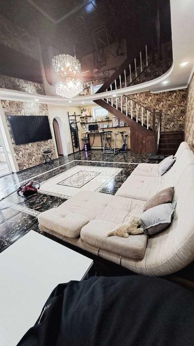 Продам сучасний будинок у самому центрі міста!