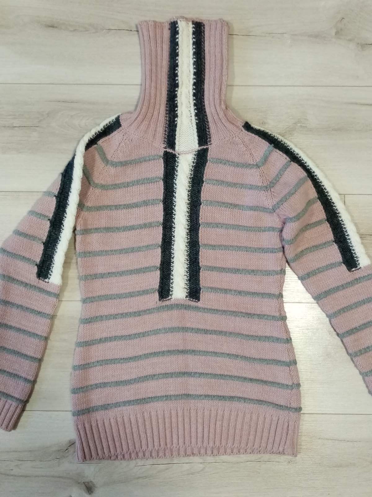 Вязаный свитер женский. Размер М