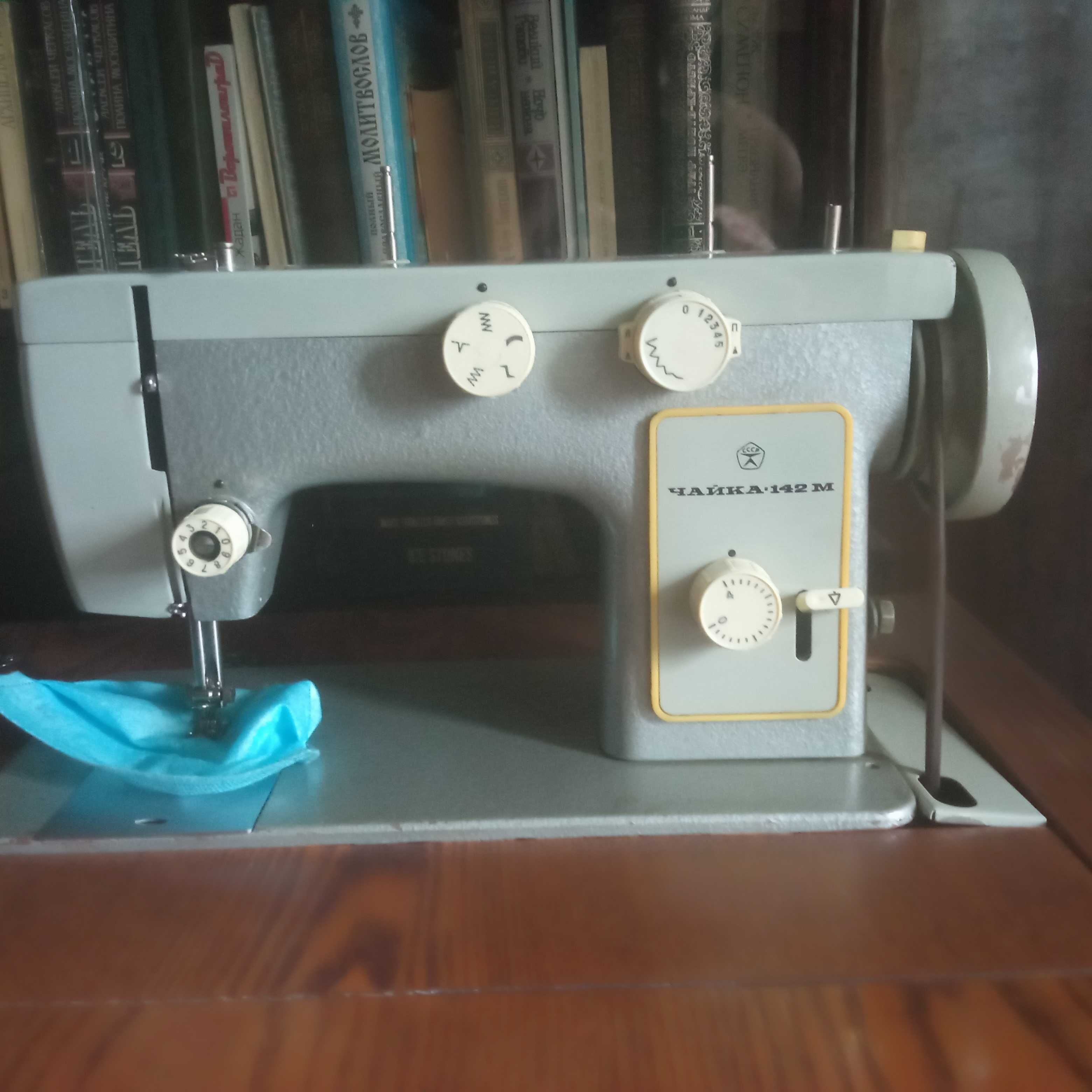 Швейна машинка "Чайка 142 М" з електроприводом.