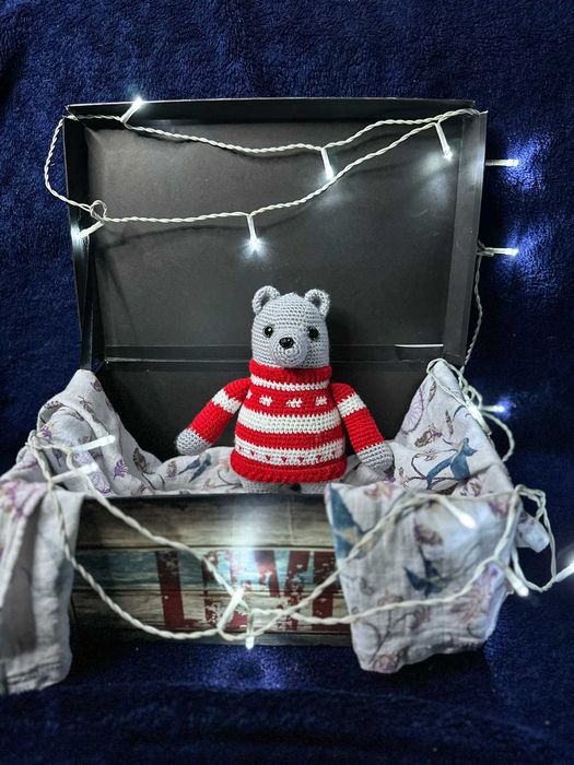 Miś w czerwono-białym sweterku