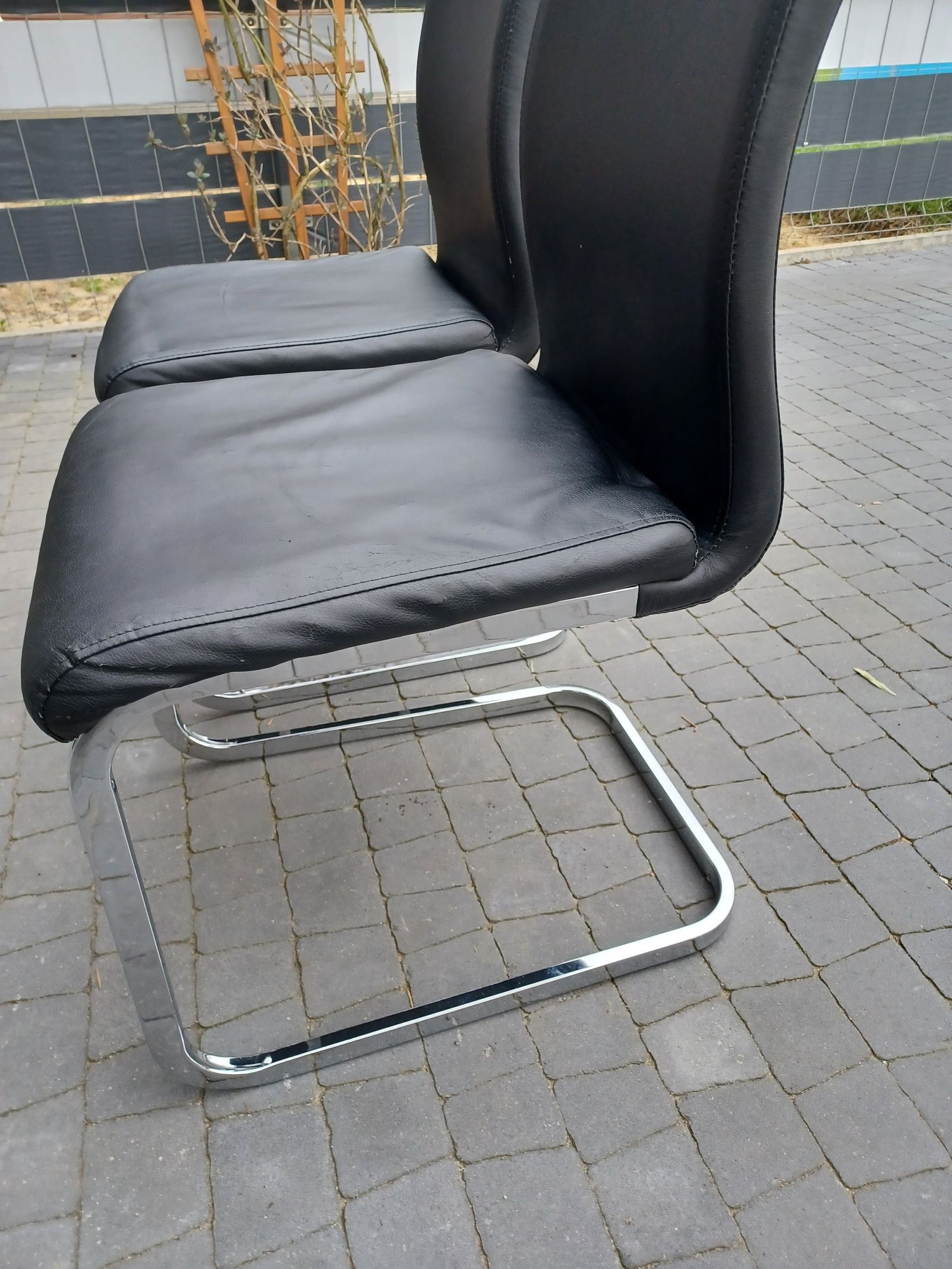 Krzesła na metalowej nodze
