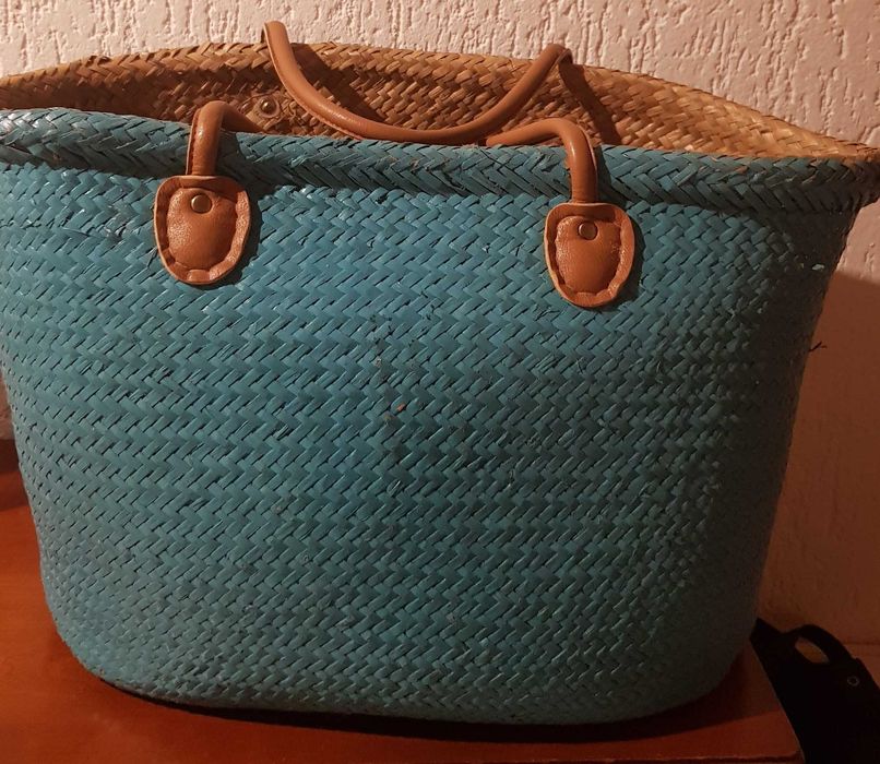 Cesta em verga pintada à mão pegas em pele