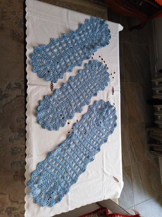 Serwetki długie niebieskie robione na szydełku.