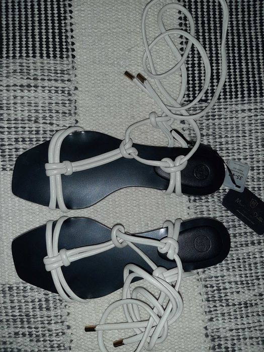 Sandálias na cor cru todas em pele
Massimo Dutti_Novas