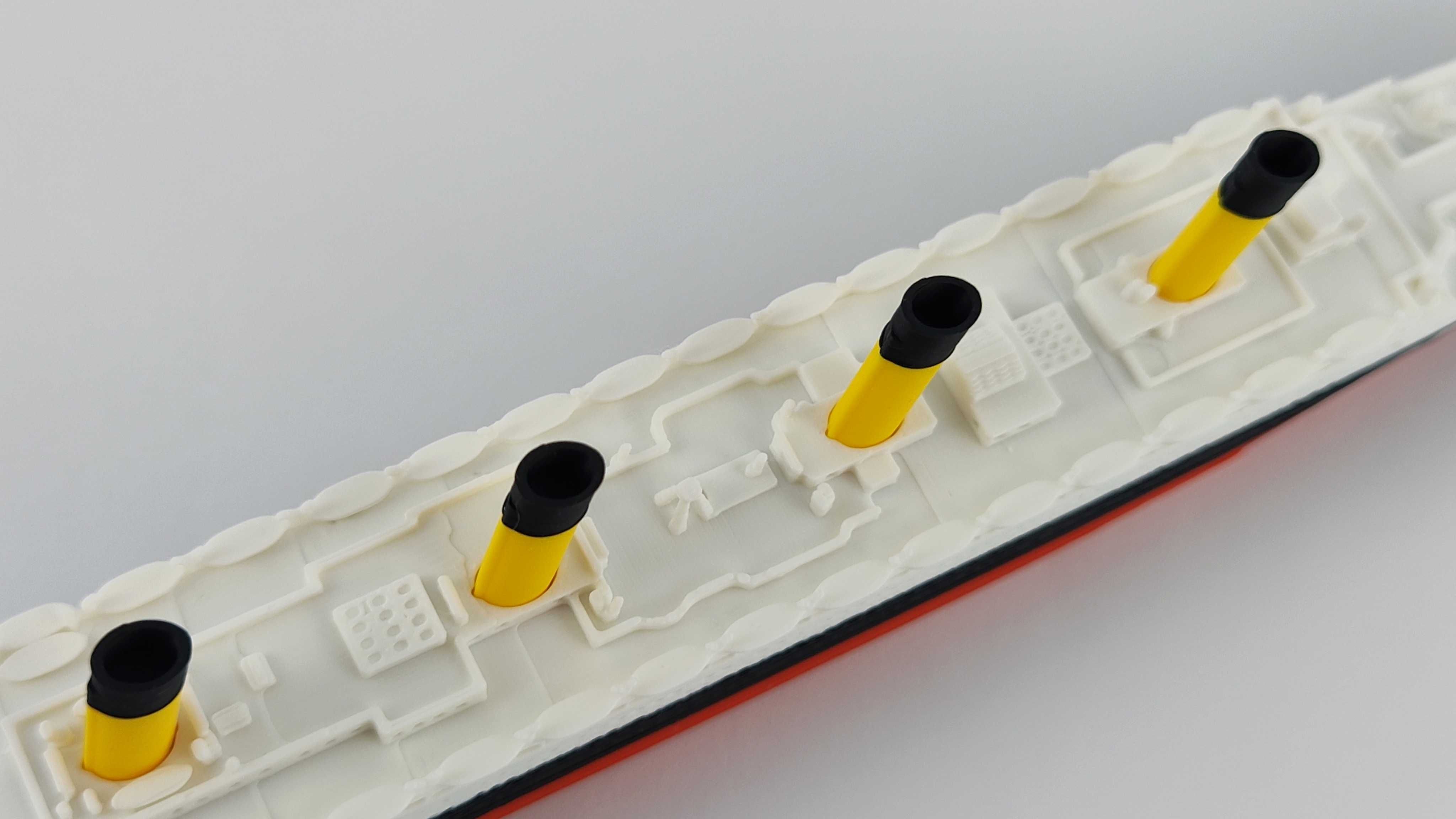 RMS Olympic – Model 3D - 269mm (1:1000) - z czarną podstawą magnet