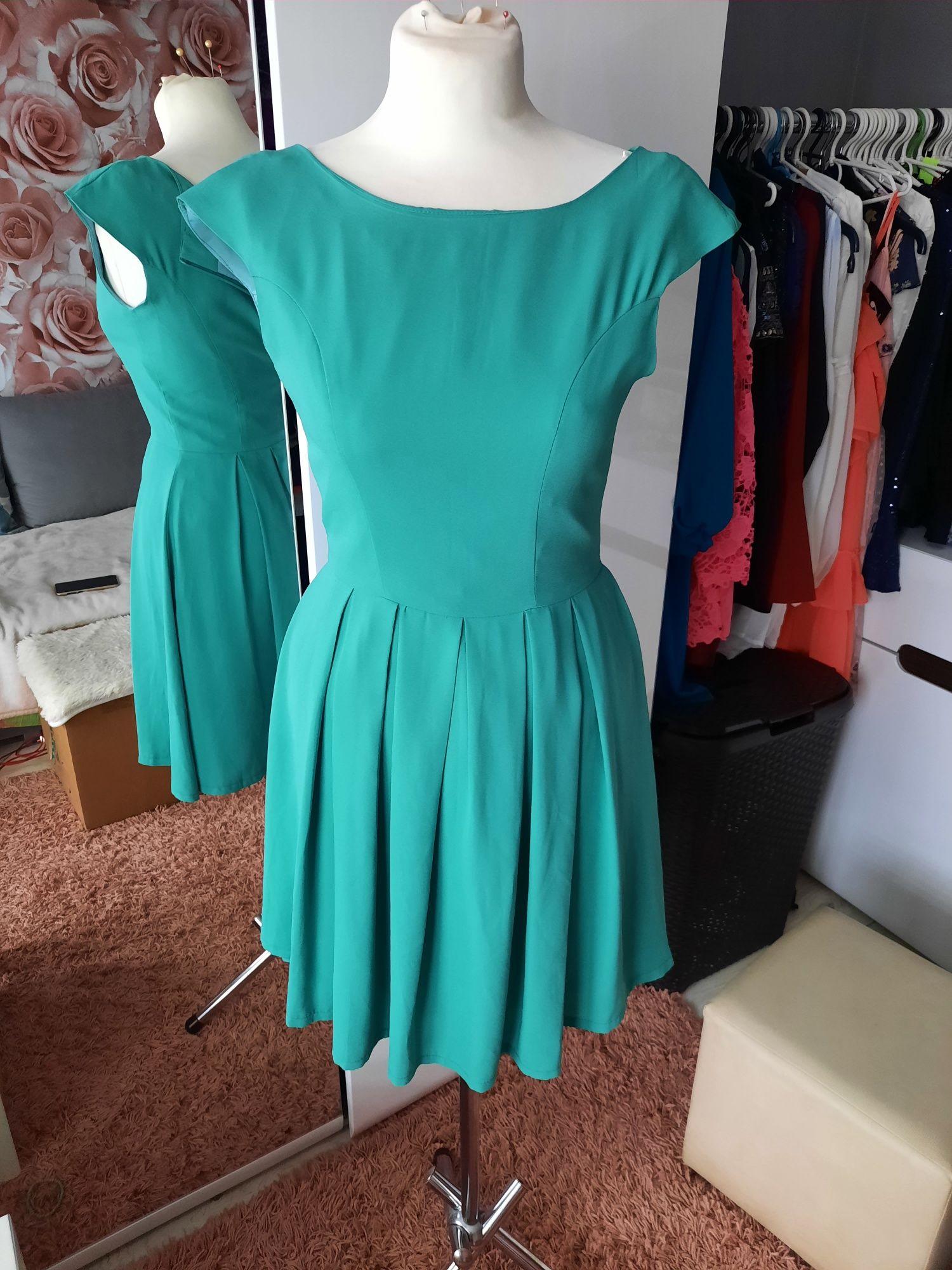 Nowa elegancka zielona, szyfonowa sukienka, rozkloszowana, bez rękawów