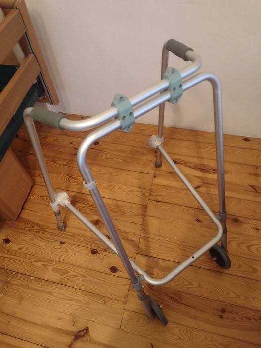 balkonik, chodzik z siedziskiem