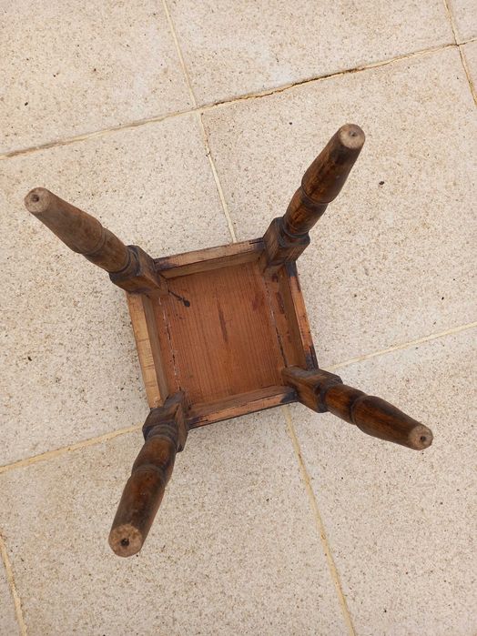 Antiga banqueta ou mocho de lareira