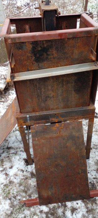 Пчелы,вулики, Станок для изготовления корпусных ульев из камыша