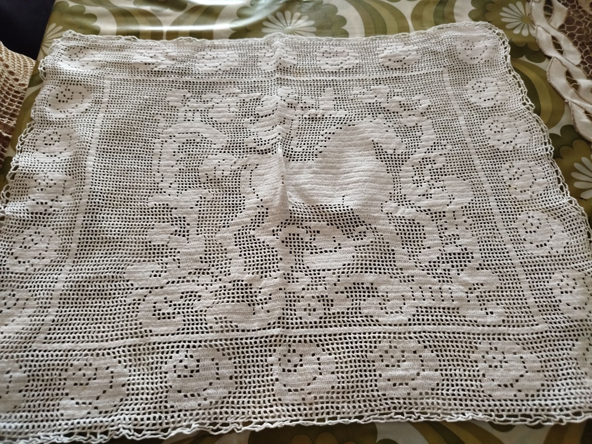 Pano em renda trabalhado em linha fina e branco