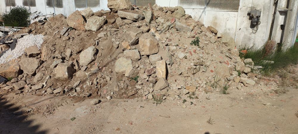 Dou entulho pedras e resto de tijolo