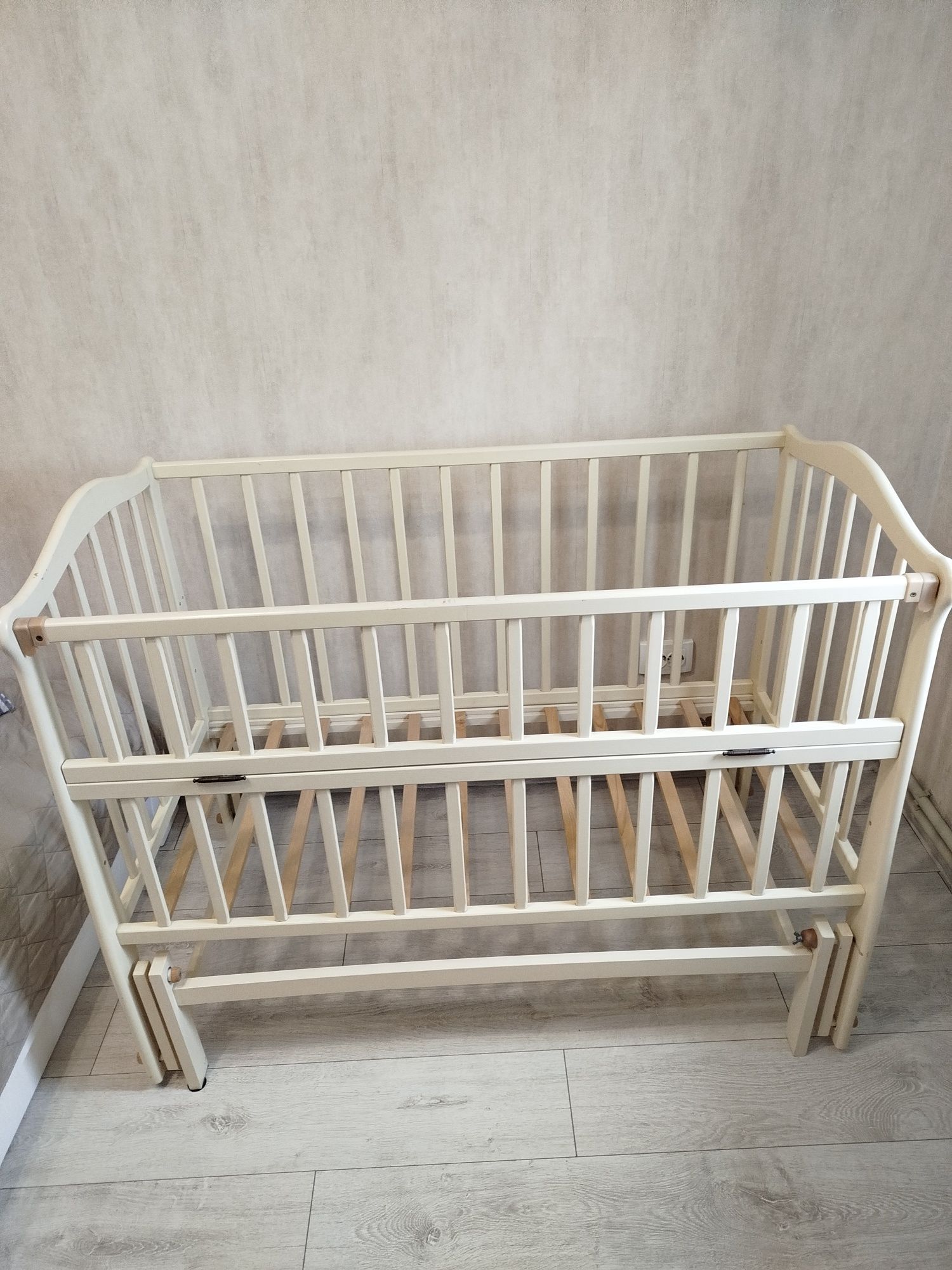 дитяче ліжечко  з маятником