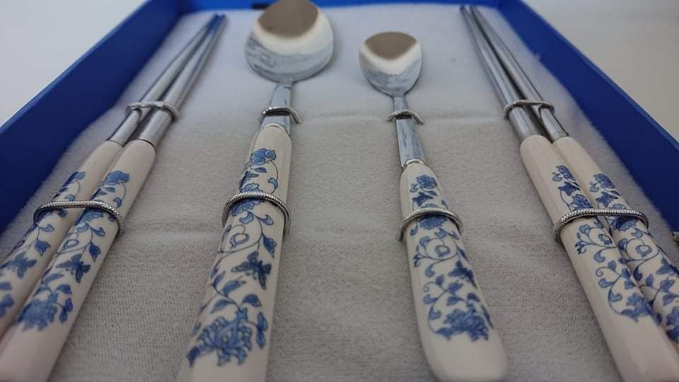 Pauzinhos (chopsticks)  em inox e porcelana