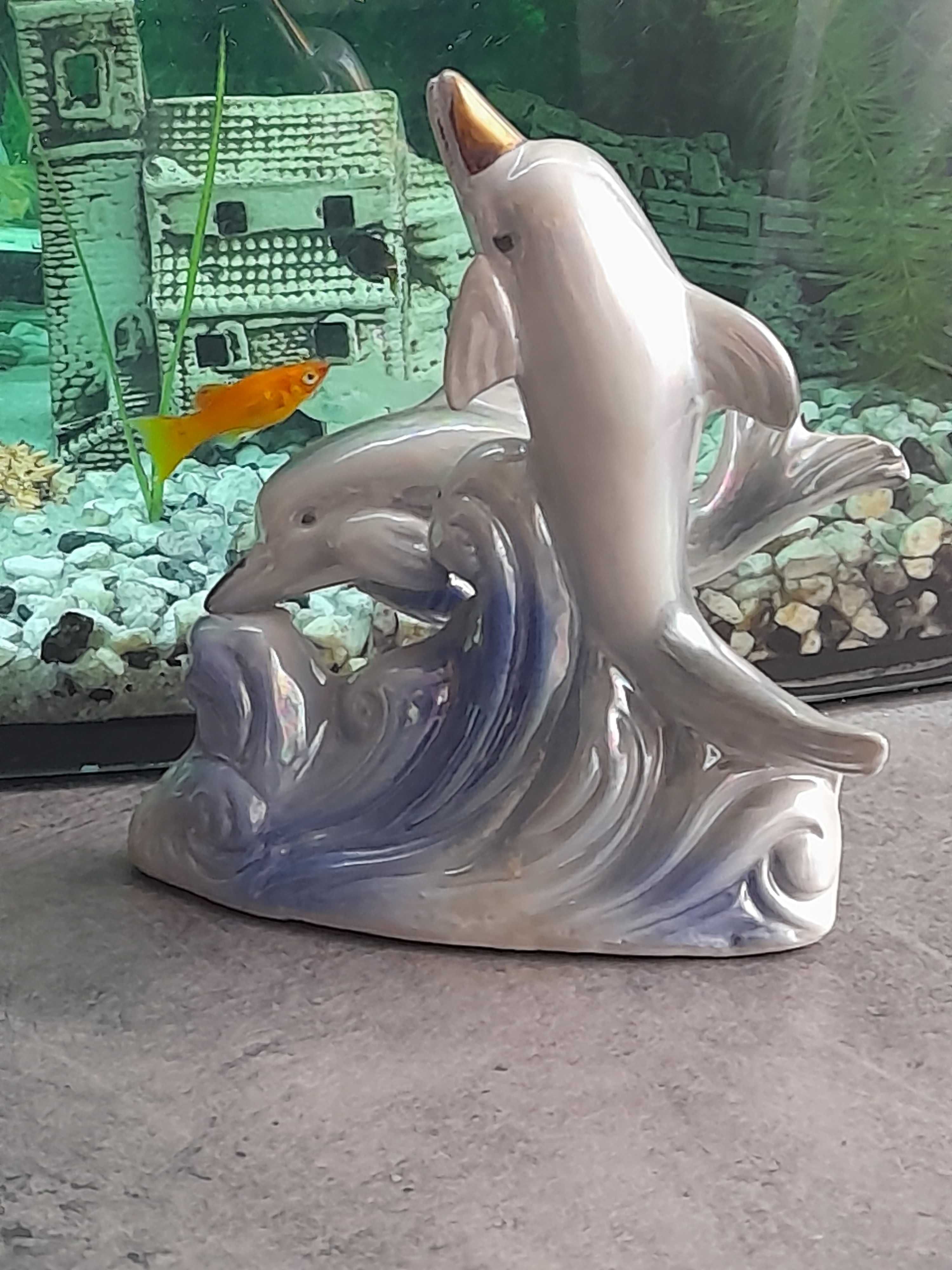 Delfinki figurka dekoracyjna perłiwa