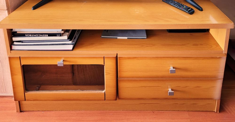 Móvel para TV com gavetas e porta de vidro