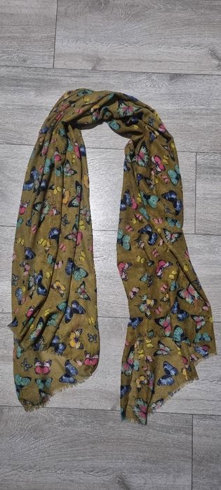 Lekki szalik w motyle