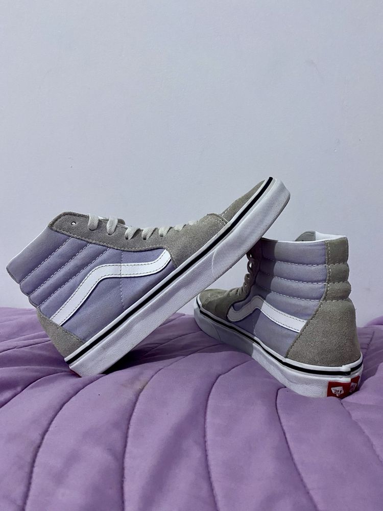 Vans lilás e cinza