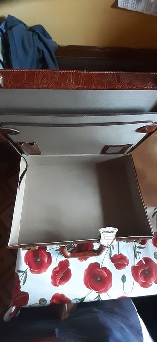 Дипломат под крокодилью кожу новый с двумя ключиками и биркой.Смотрите