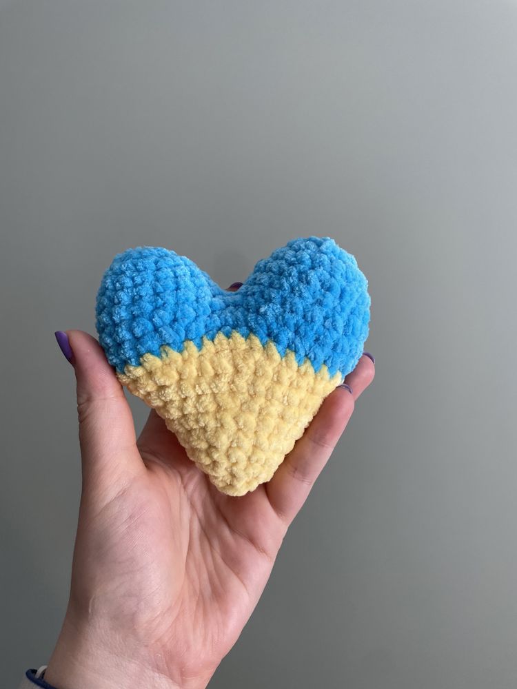 Іграшка - В'язане синьо-жовте сердечко