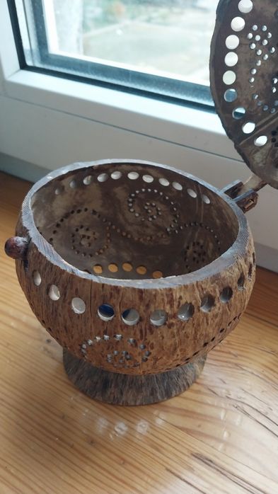 Продам чашу с крышкой из кокоса.Отличный сувенир или декорации.