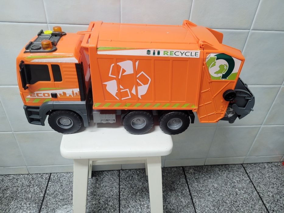 Camião do lixo em bom estado com balde incluído