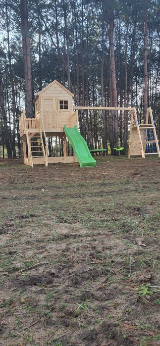 Plac zabaw . Domek drewniany. Domek dla dzieci