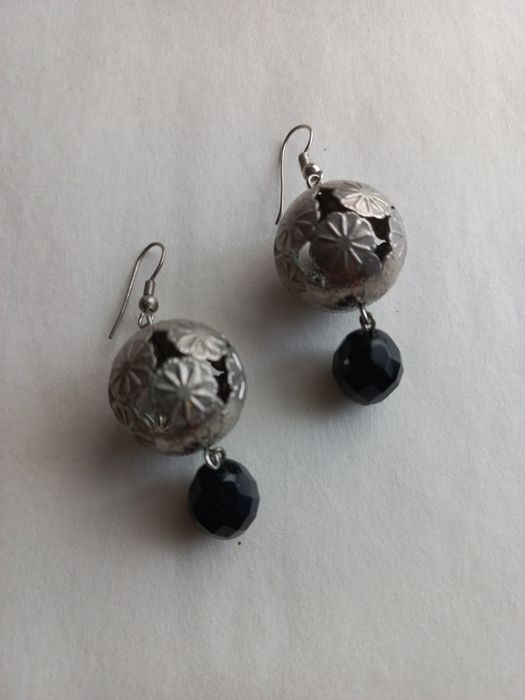 Par de brincos prateados com pedra preta