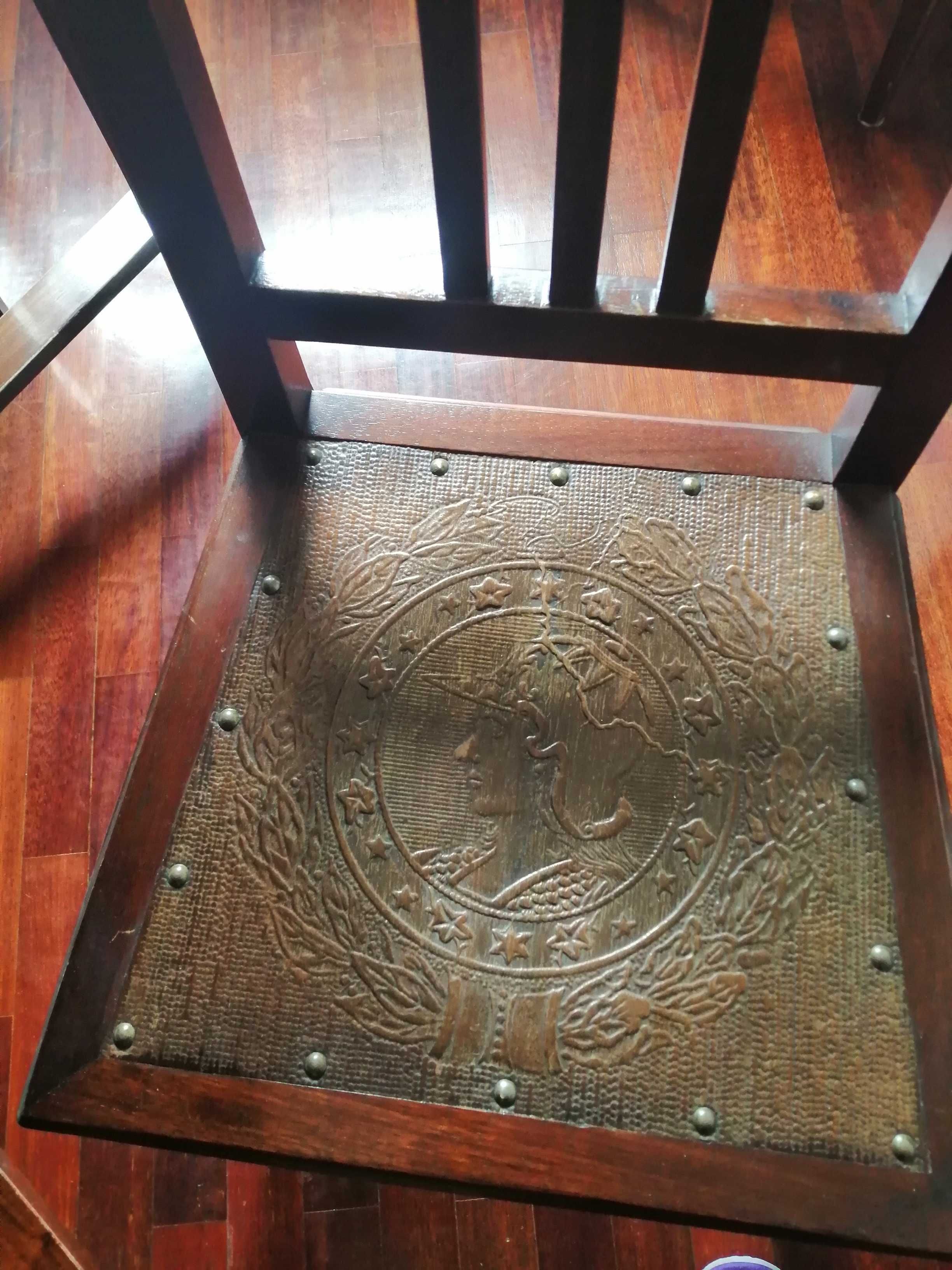 mesa de jantar antiga, com 4 cadeiras, a precisar de restauro