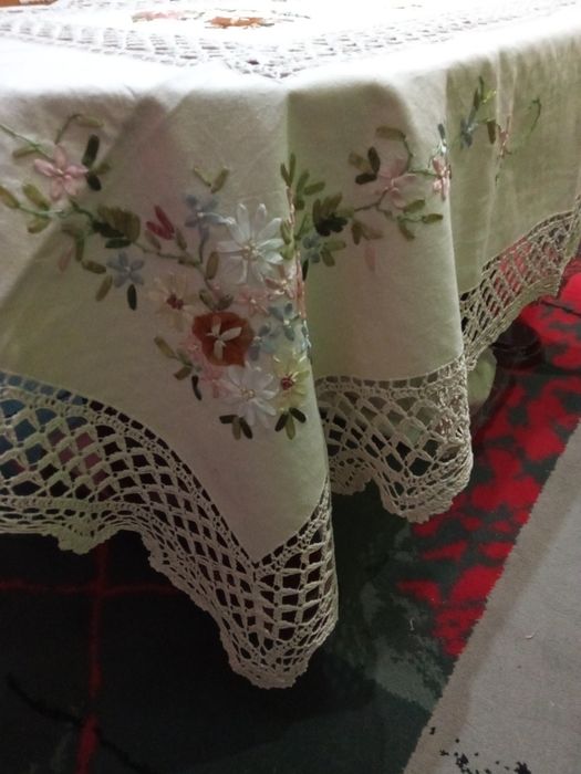 Obrus poliestrowy haftowany o wymiarach 130/170 cm