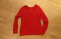 czerwony sweterek wiązany pod szyją