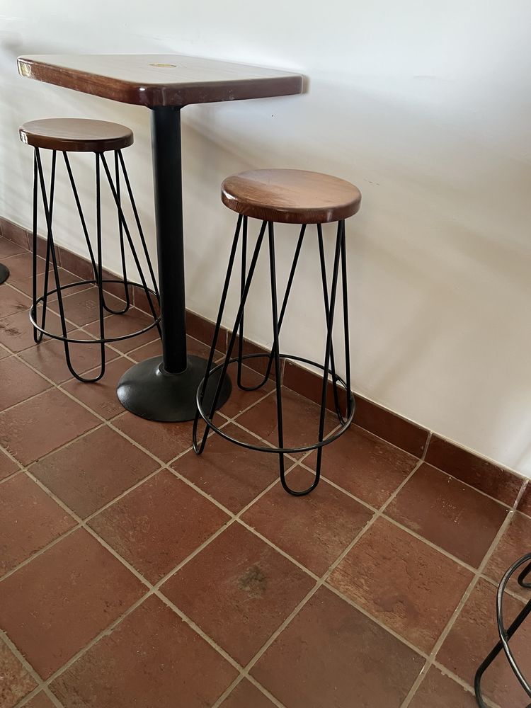 Conjunto 1 mesa e 2 bancos de bar