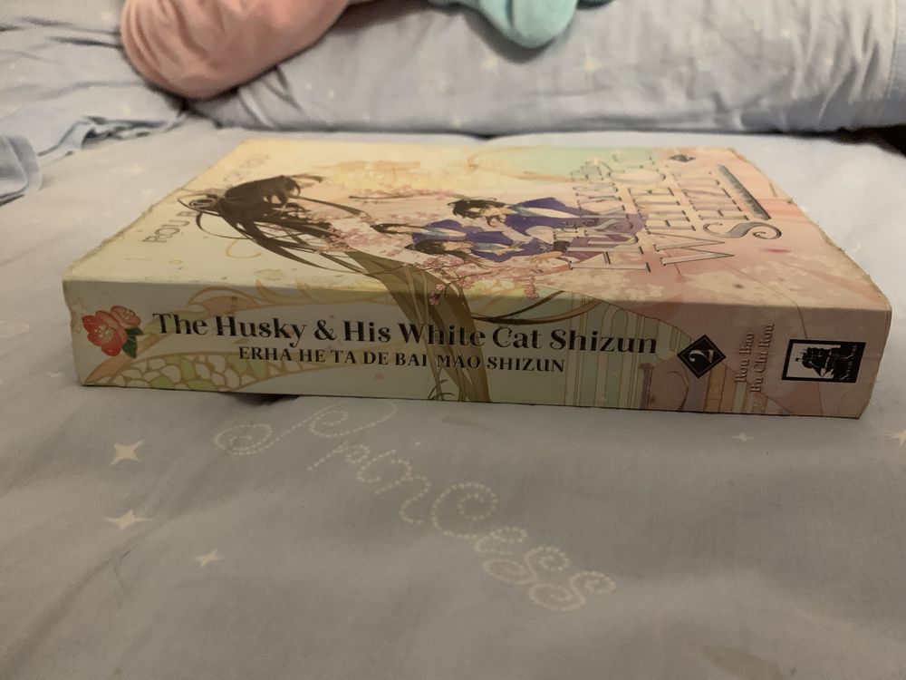 Livro em ingles “husky and his white cat shizun”