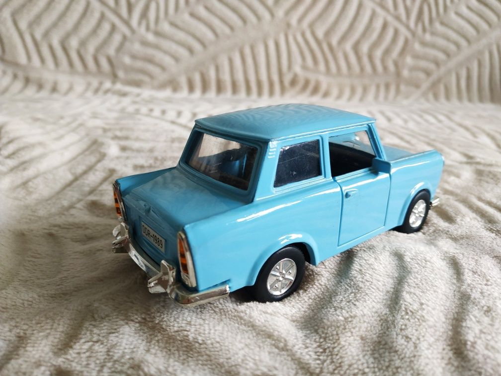 Trabant zabawka Legendarny PRL 1:34 resorak