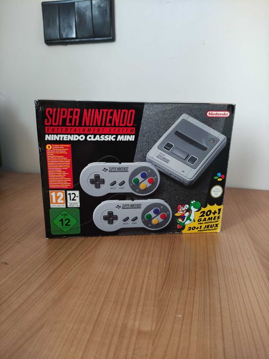 Super Nintendo Classic Mini, em excelente estado e com caixa original.