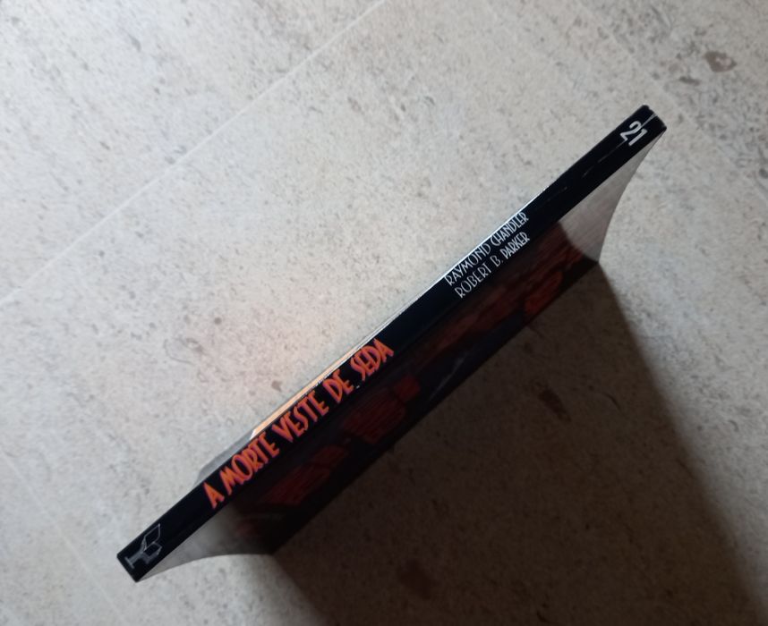 A morte veste de seda, Raymond Chandler e Robert B. Parker